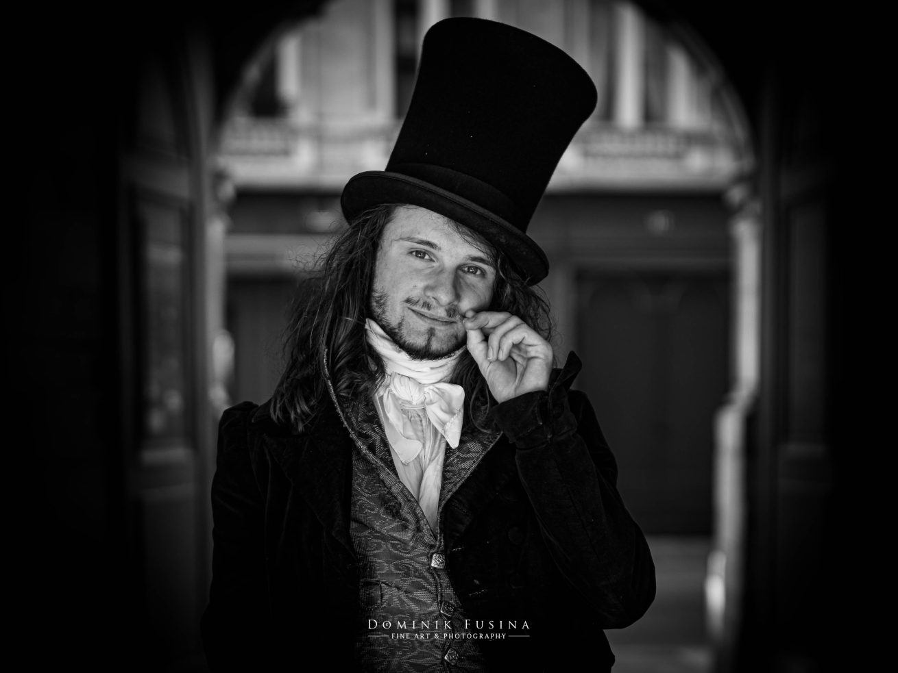 Arthur en personnage vintage, haut de forme et montre à gousset